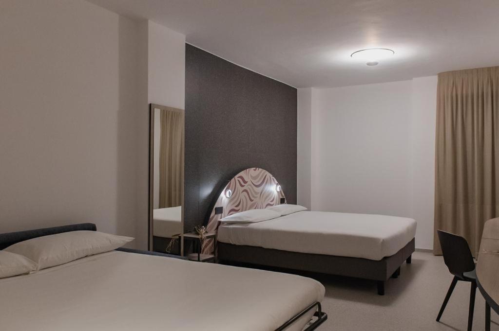 Hub Hotel Gubbio Bagian luar foto