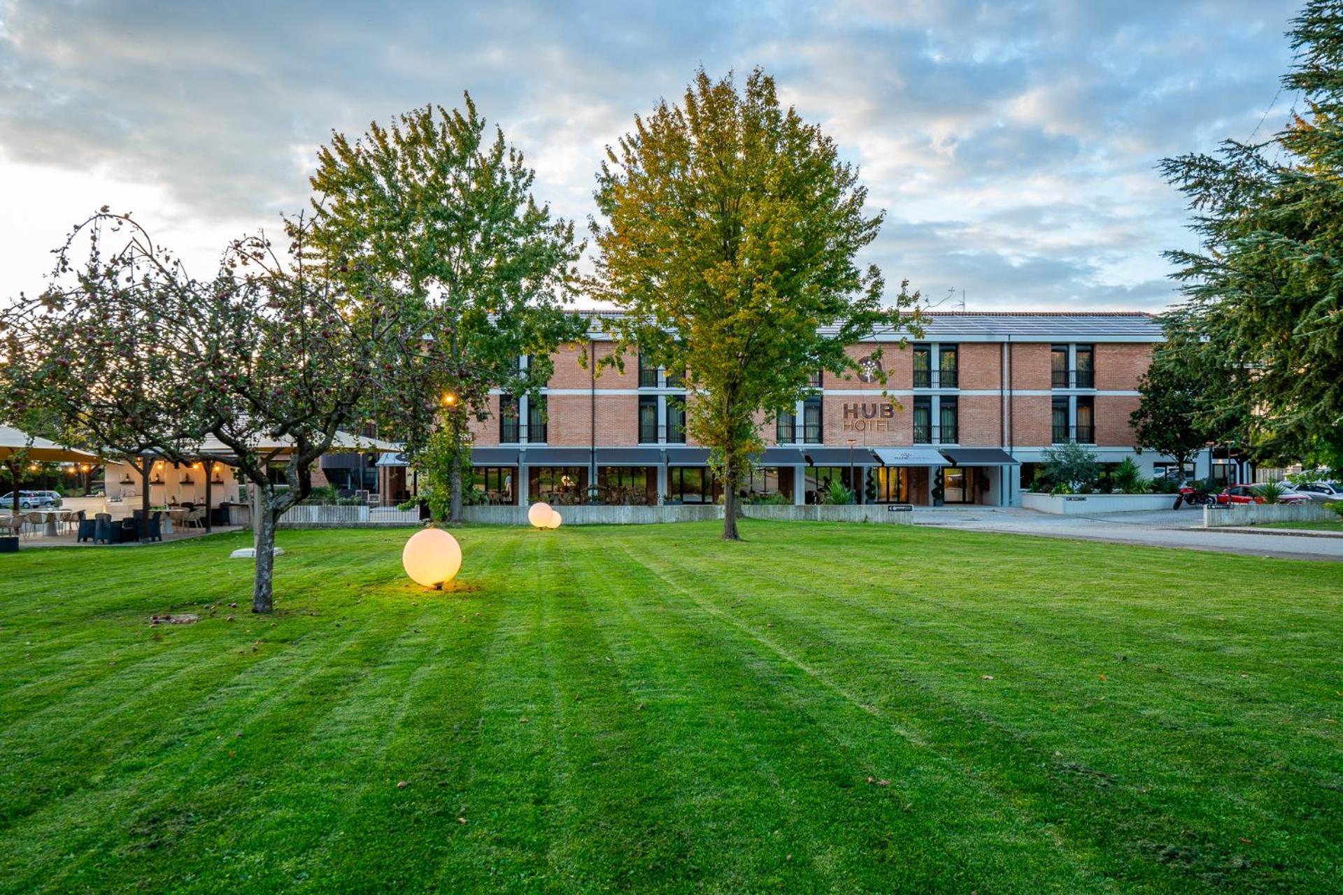 Hub Hotel Gubbio Bagian luar foto