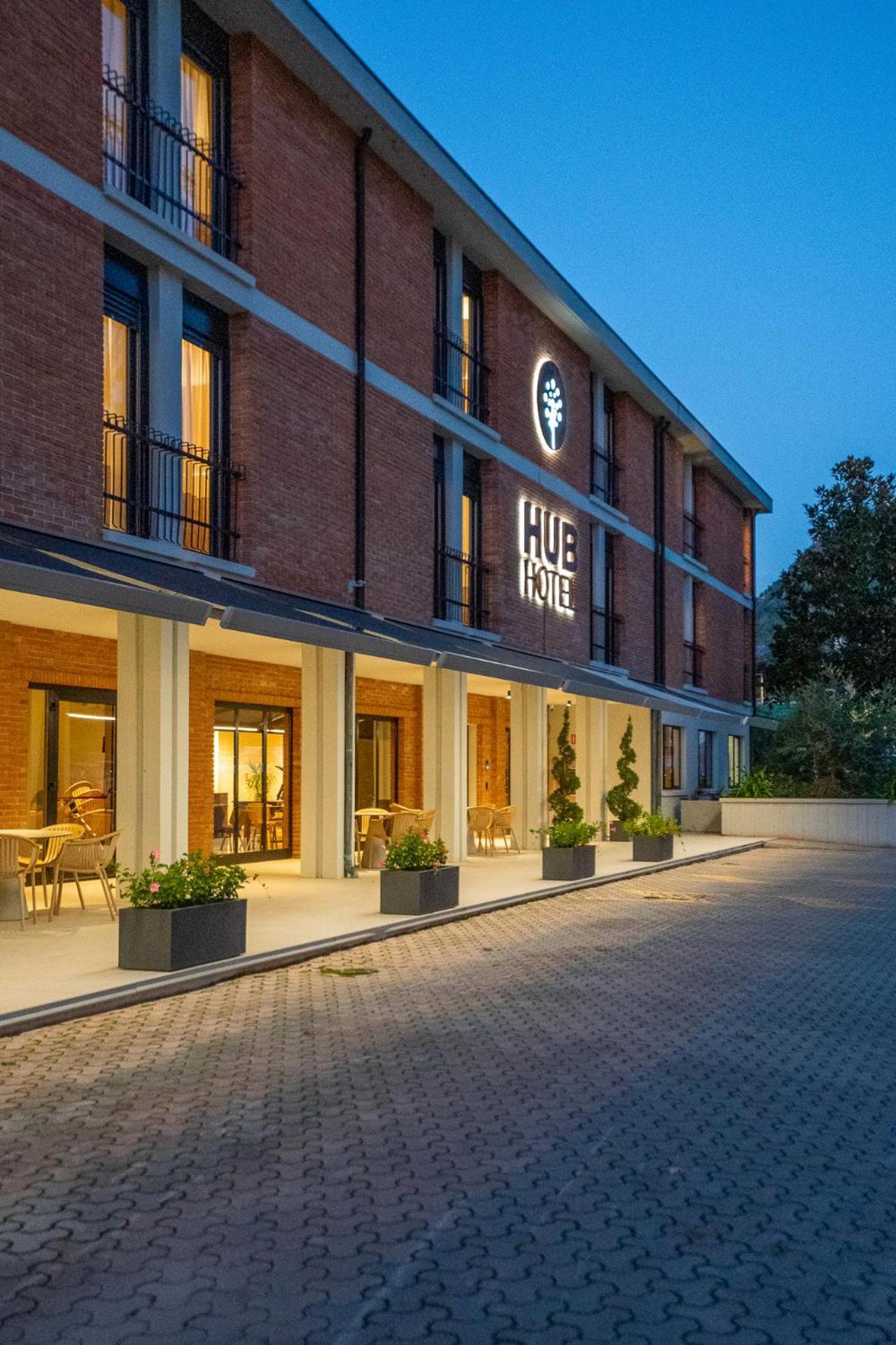 Hub Hotel Gubbio Bagian luar foto
