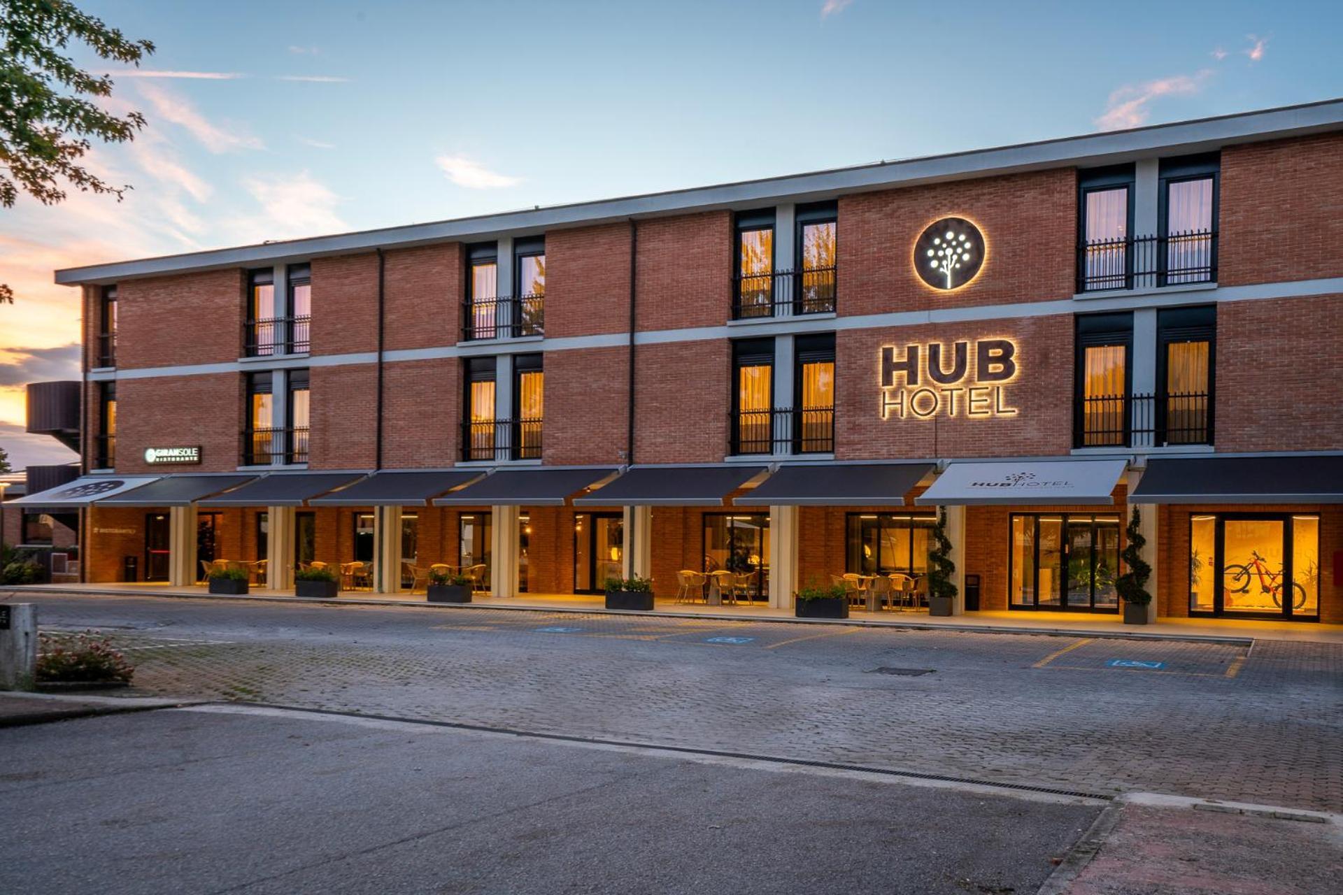 Hub Hotel Gubbio Bagian luar foto