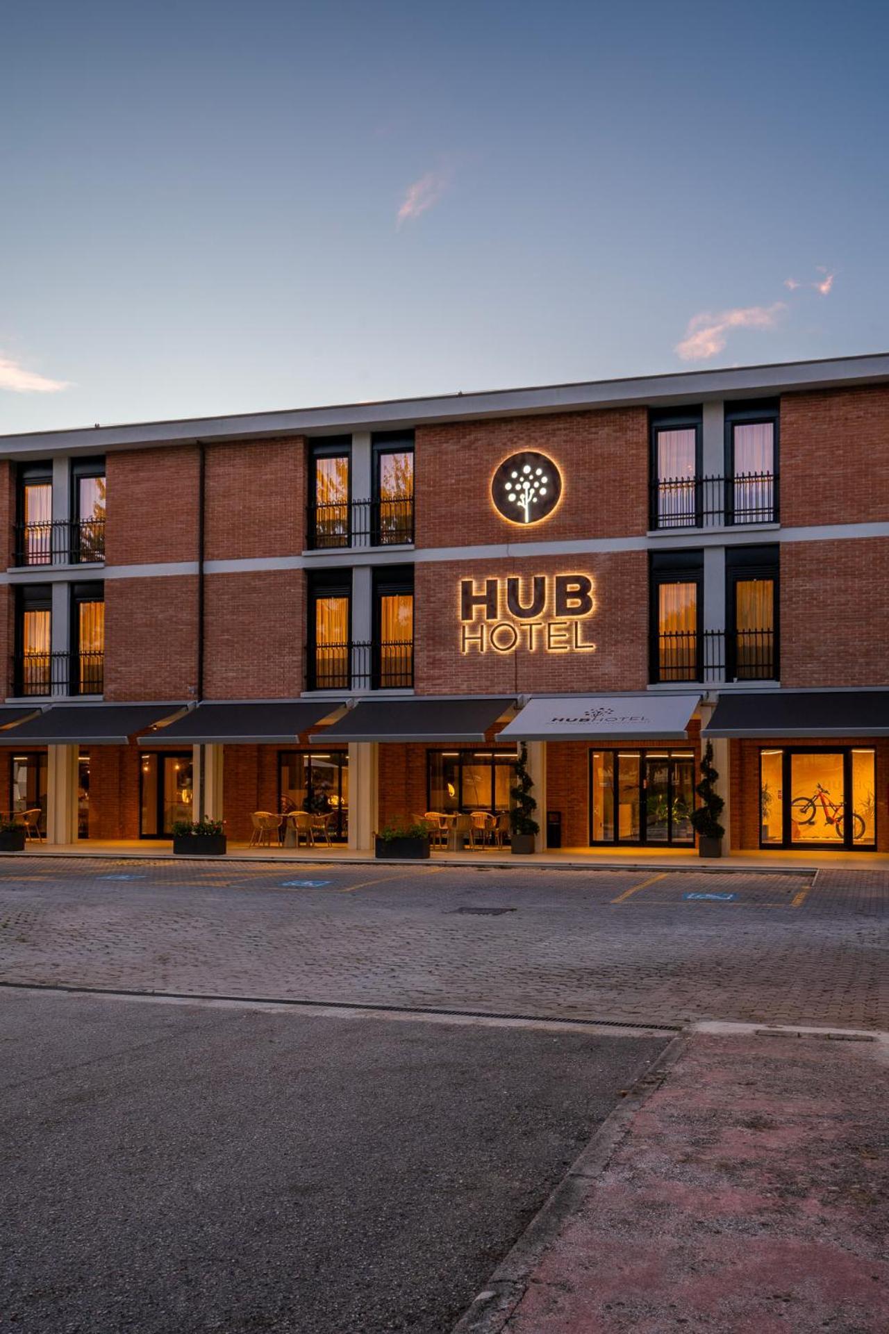 Hub Hotel Gubbio Bagian luar foto