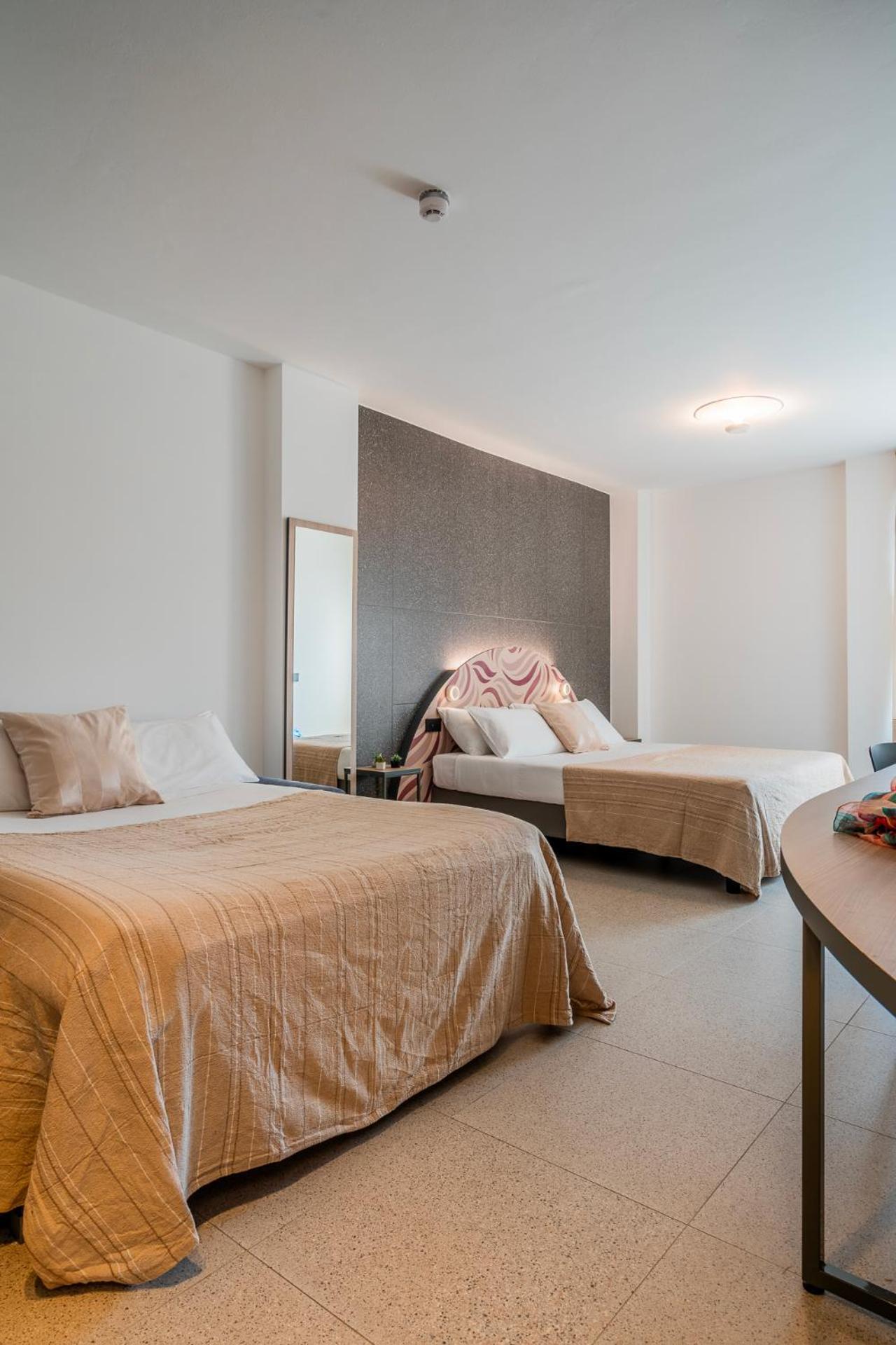 Hub Hotel Gubbio Bagian luar foto